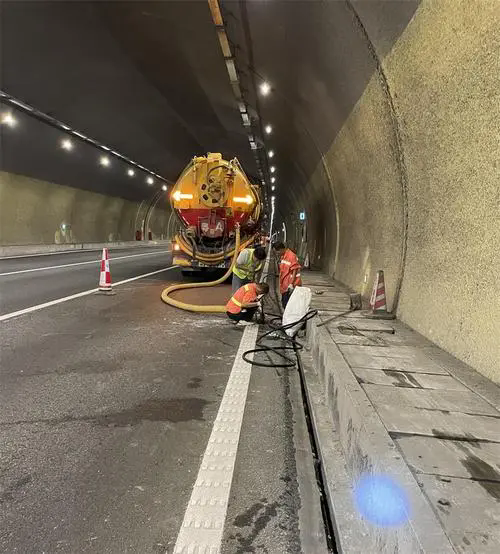 黄石隧道排水渠清淤